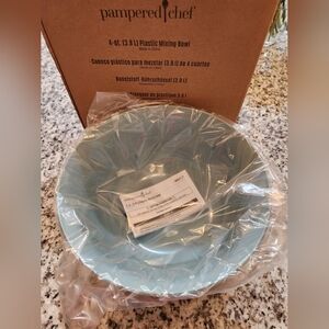 NEW Pampered Chef mixing bowl